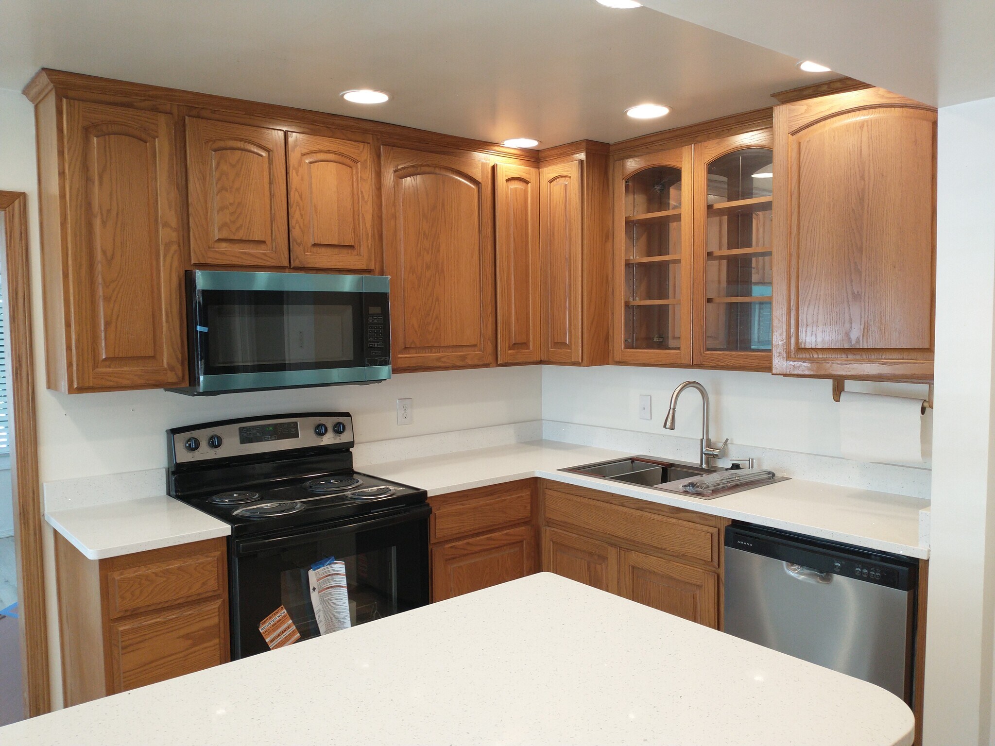 Brand new range and microwave - 736 3rd Ave N