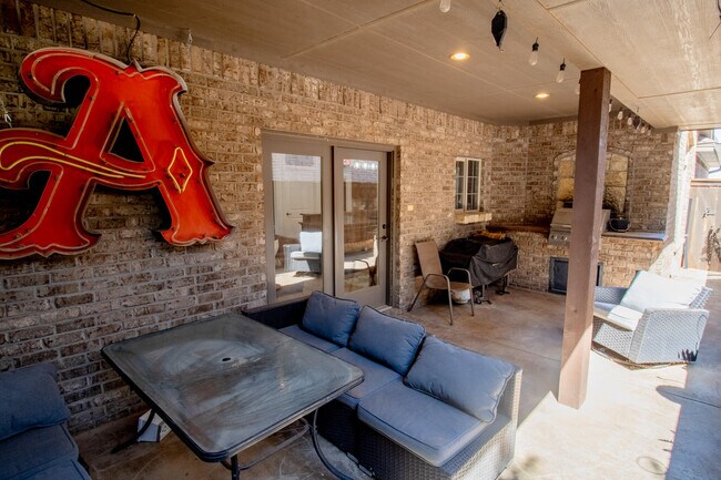 Building Photo - 306 N 10th St