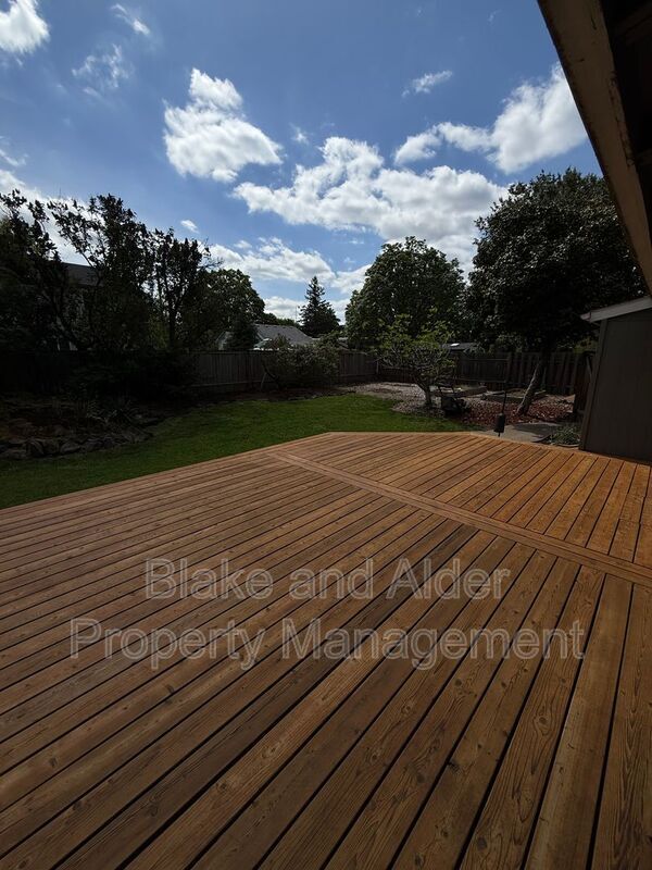 Building Photo - 5916 SE Knapp St