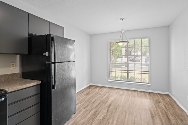 Building Photo - RIVER CROSSING TOWNHOME - 2BD -2.5BA - GREENBELT VIEW - WASHER/DRYER - RESERVED PARKING