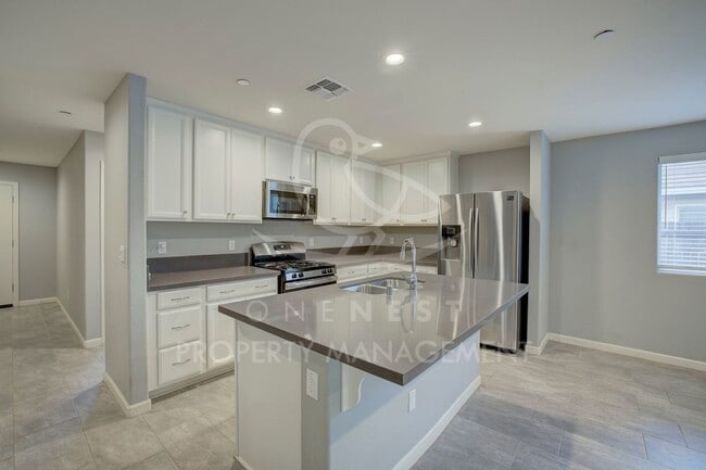 Building Photo - Beautifully maintained and modern 4-bedroom, 2-bathroom