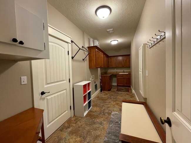 Building Photo - 2725 S Groom Way