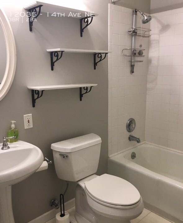 Guest Bath - 12035 14th Avenue NE