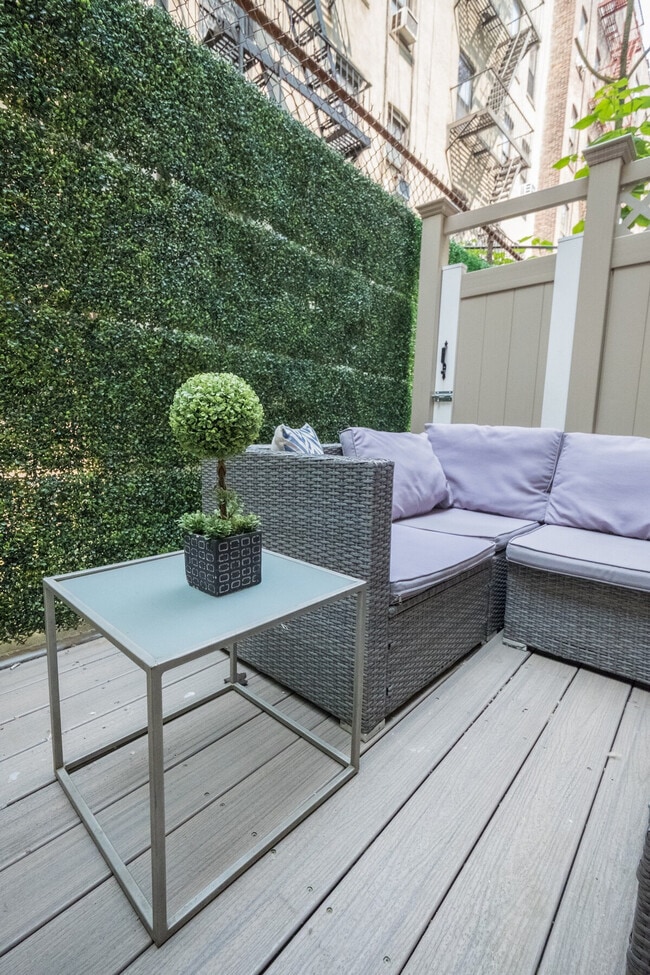 Building Photo - 65 W 107th St