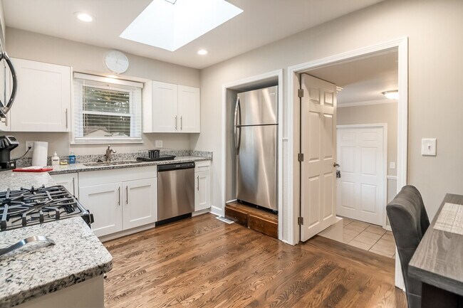 Building Photo - 649 Edgebrook Terrace