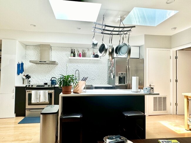 Building Photo - 2 Bedroom with Parking and Pets Welcome!