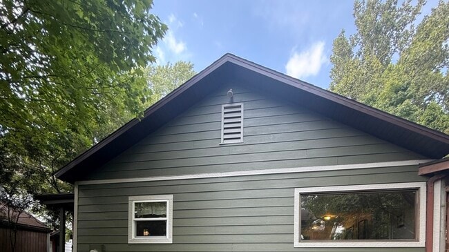 Building Photo - 707 W Iowa St