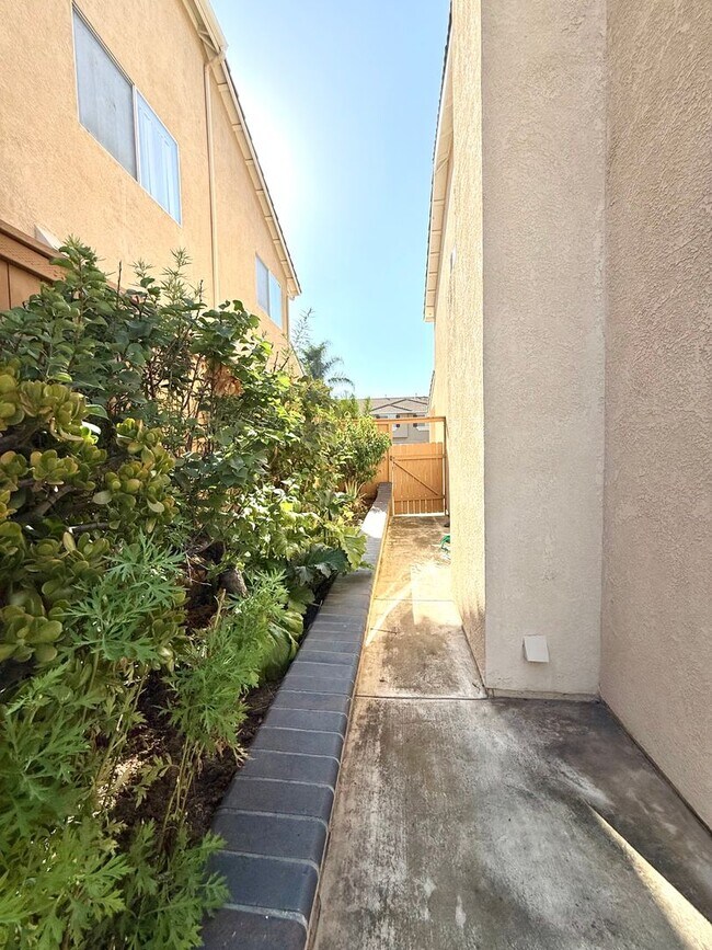 Building Photo - Spacious Home for Rent with Fresh Upgrades...