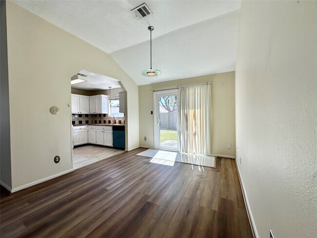 Building Photo - 15503 Town Green Dr