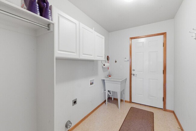 Building Photo - Woodman Hills 4 bdrm rancher