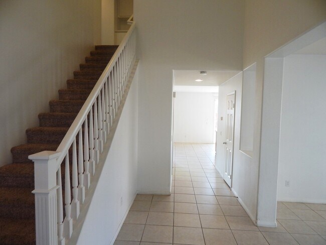 Building Photo - GORGEOUS 4 Bedroom** & 3 full bathrooms on a Cul-De-Sace Home!!