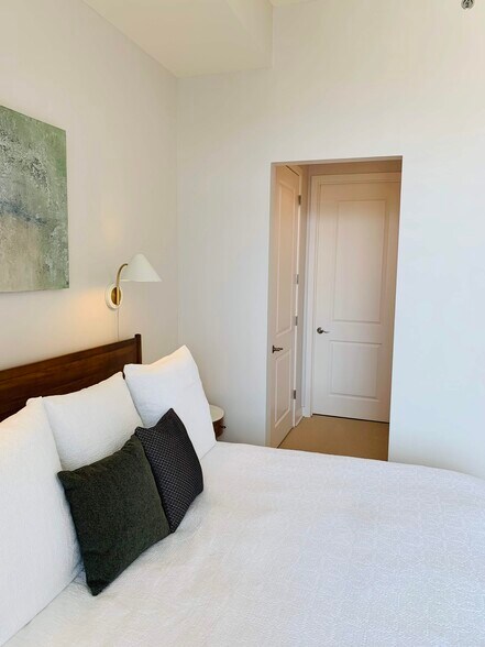 Bedroom - 565 Peachtree St NE