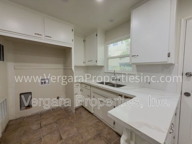 Building Photo - 611 Amapola Ave