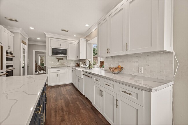 Building Photo - 1403 Hillside Forest Dr