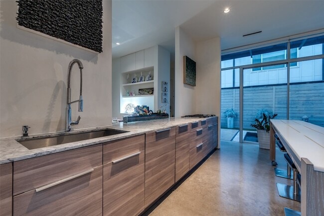 Building Photo - 2300 N Carroll Ave