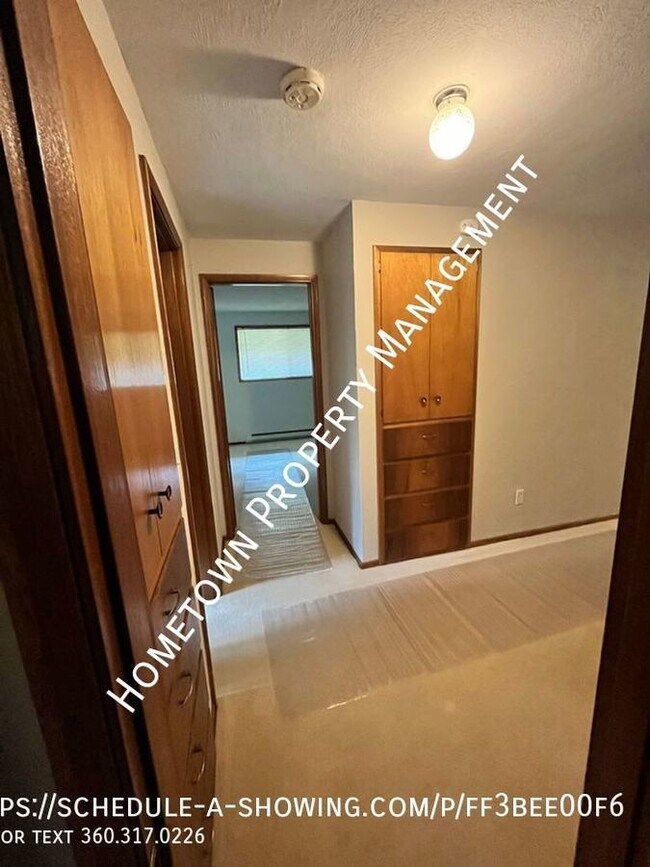 Building Photo - 3 Bedroom Rambler Available now!!