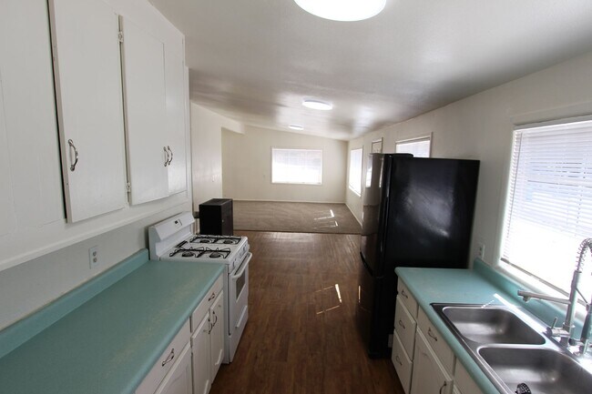 Building Photo - Bright 3-Bedroom Single-Level Duplex with Garage | 1,166 Sq Ft | Convenient Flagstaff Location