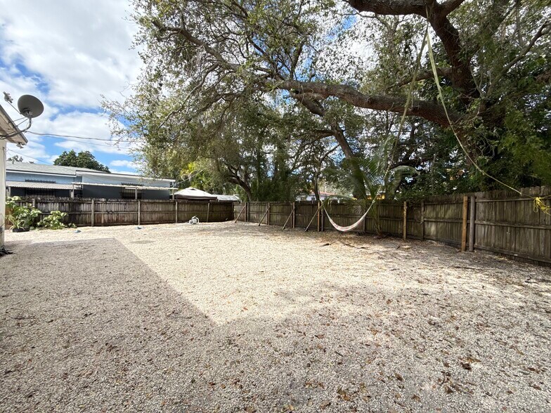 Building Photo - 911 NW 57th St