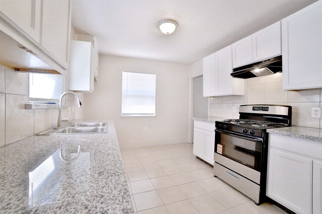 Building Photo - 222 Spell St