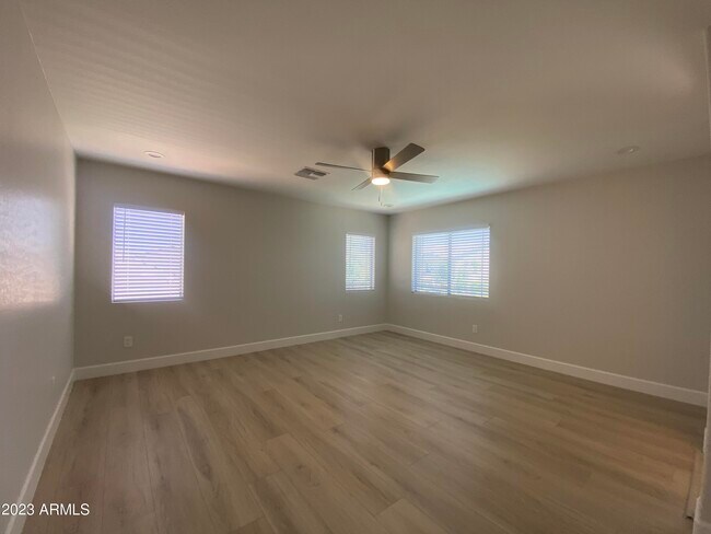 Building Photo - 4909 E Colonial Dr