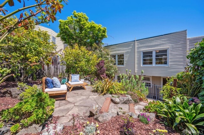 Building Photo - 25 Roselyn Terrace