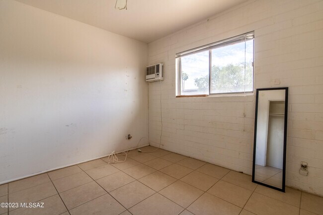Building Photo - 3647 E Bermuda St