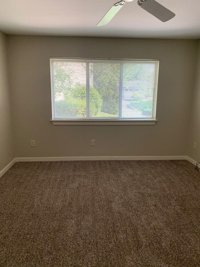 Building Photo - Sarah's Run Apartments