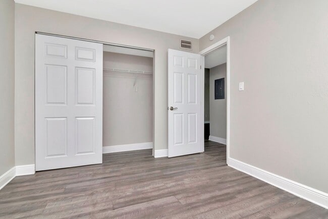 Building Photo - Ground Floor - Corner/End Unit - Upgraded ...