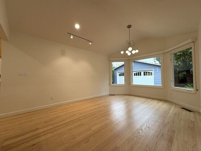 Building Photo - Beautifully Updated 4BD/2BA Single-Family Home in Palo Alto