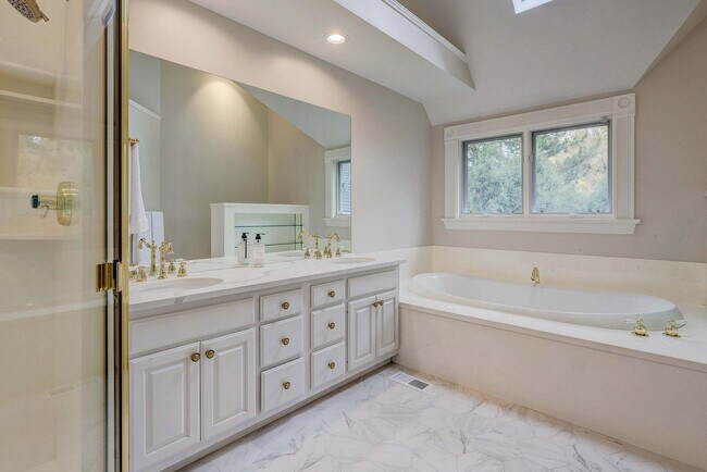 Building Photo - 2105 S Fillmore St