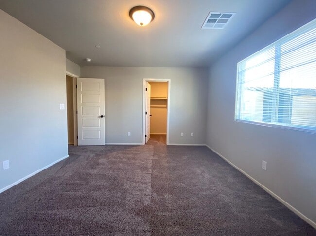 Building Photo - AMAZING GATED 3 BED 2.5 BATH 2 CAR GARAGE !