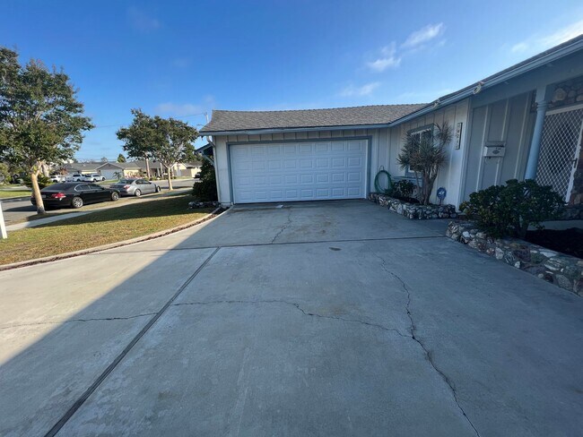 Building Photo - 3 Bedroom 2 Bath Home,