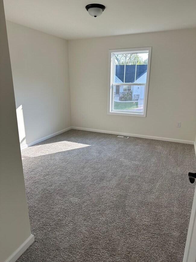 Building Photo - Newer Boalsburg house available September!!