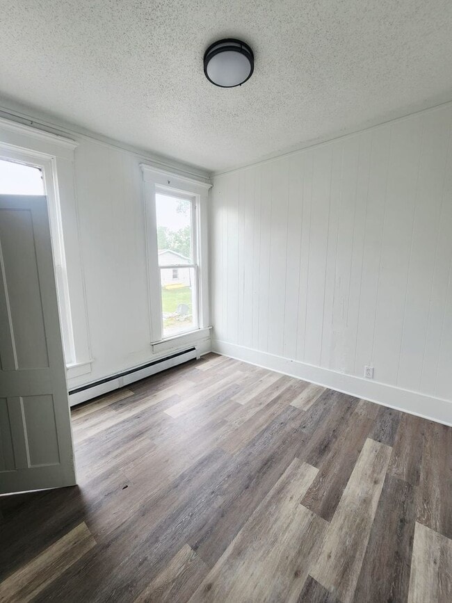 Building Photo - Fully Remodeled 5BR Home with 3-Car Garage...