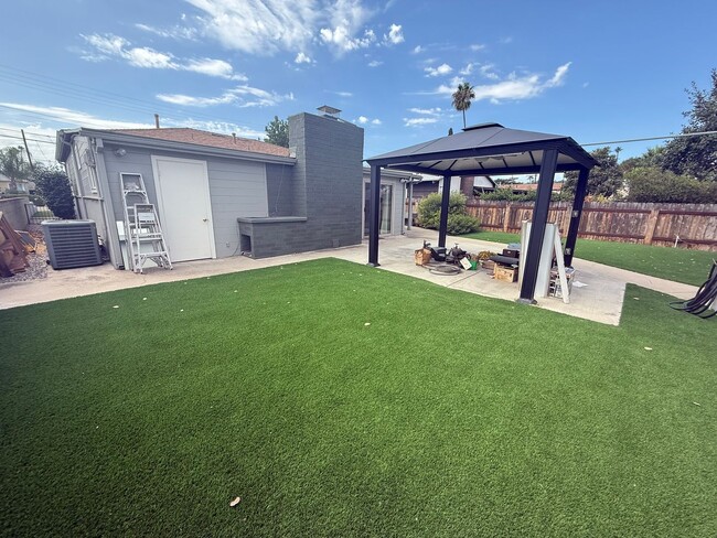 Building Photo - Charming 2 Bedroom, 2 Bath Home with Fence...