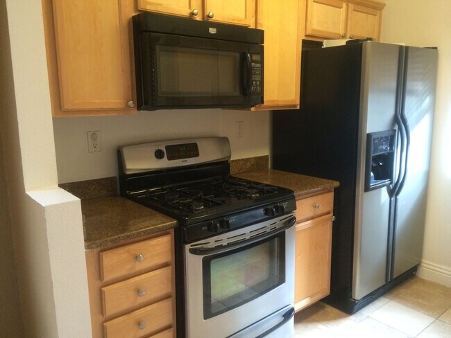 Building Photo - Luxury upstairs, AC/Heat, W/D, upgraded, new paint, New Floor