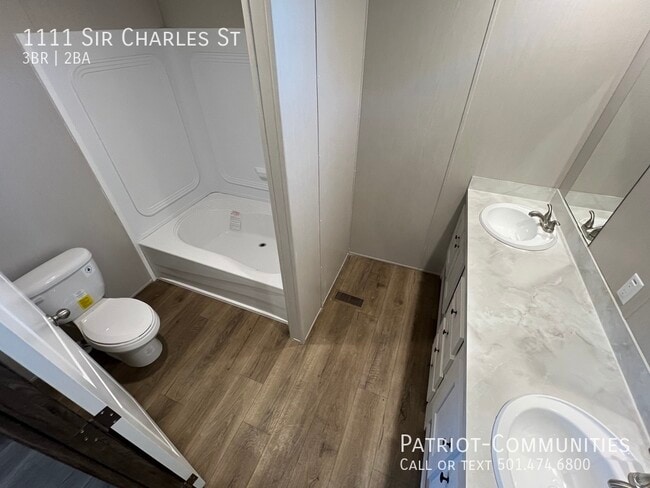 Building Photo - 1111 Sir Charles St