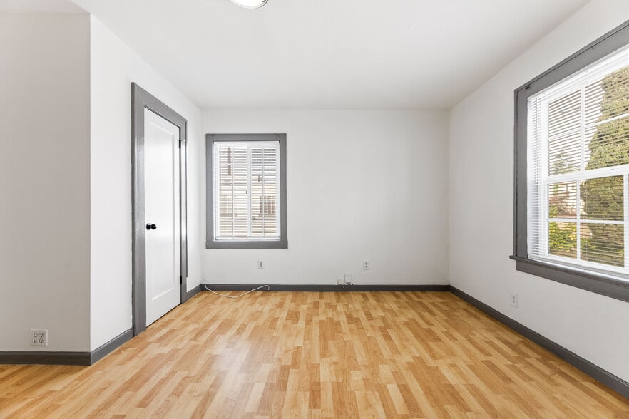 Building Photo - 1339 S Sycamore Ave