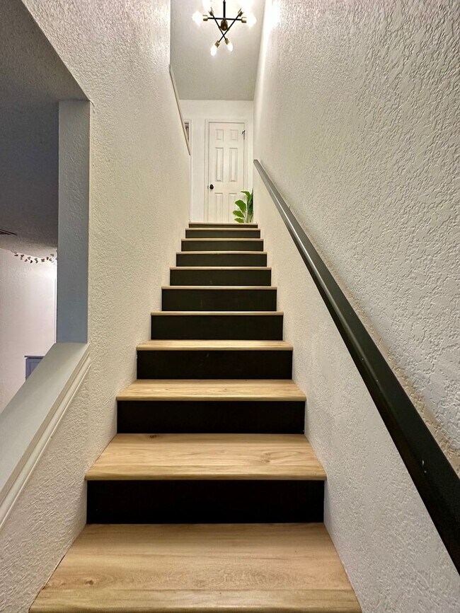 Building Photo - Beautifully Remodeled 2-Bed, 2.5-Bath Condo Blocks from Baylor Campus!