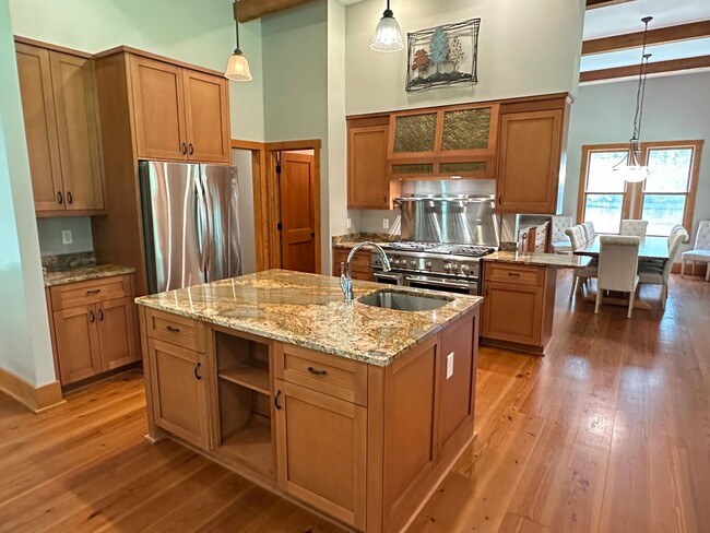 Building Photo - Charming 2 Bed, 2 Bath Custom Ranch on 5 P...