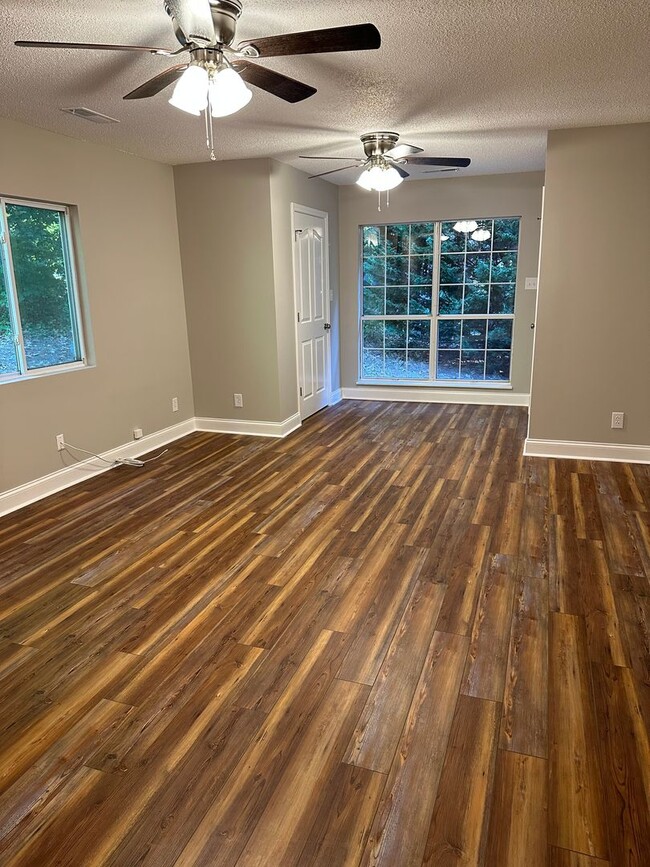 Building Photo - Recently Updated 4Bdrm/2bath home!