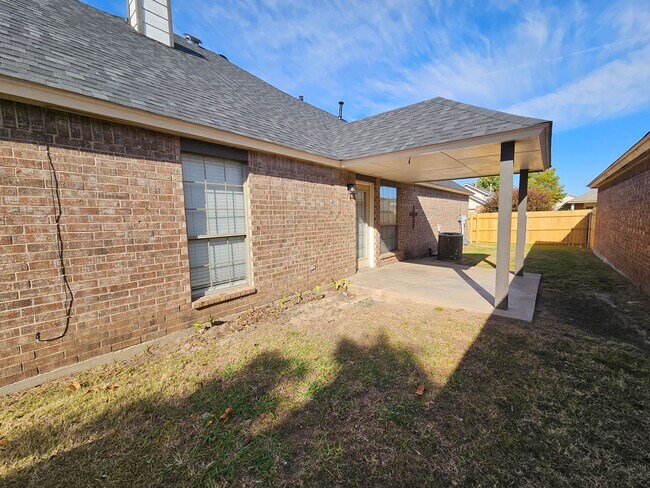 Building Photo - (3) Bed or (2)Bed + Bonus Room/(2.5) Bath in Moore Avail NOW! Pets Negotiable!