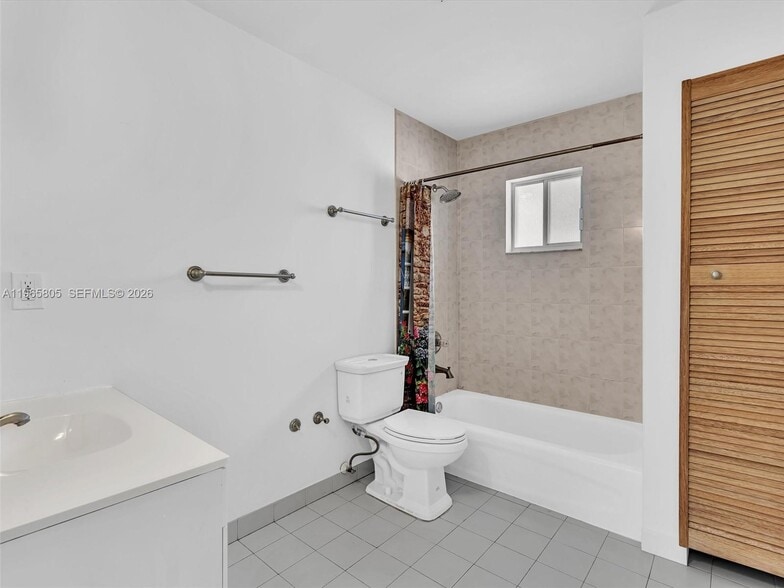 Building Photo - 240 SW 15th Rd