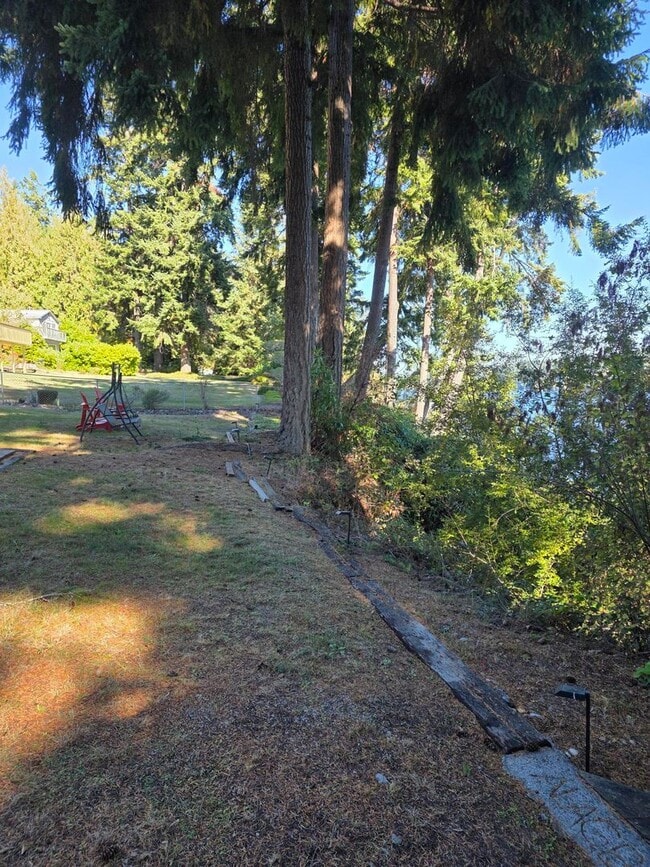 Building Photo - Waterfront Home in Illahee!