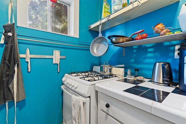 Building Photo - 3404 1/2-3402 Grooms St