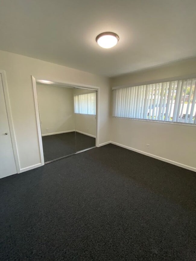 Building Photo - Upstairs beautifully renovated 1 bedroom 1...