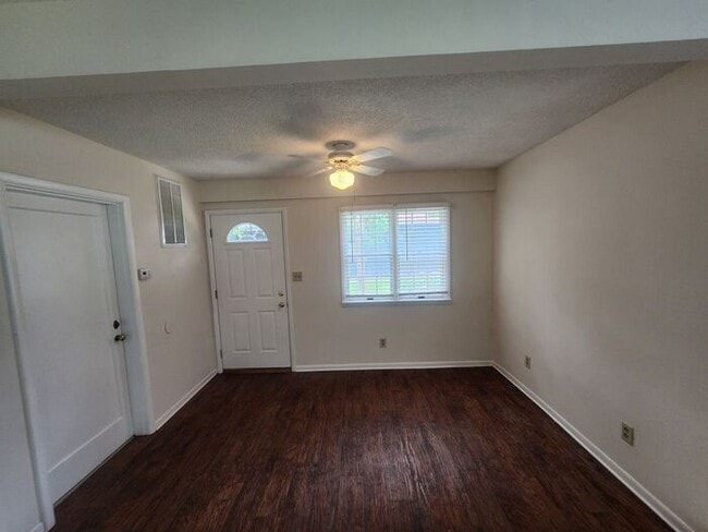 Building Photo - Cozy 2 Bedroom Home