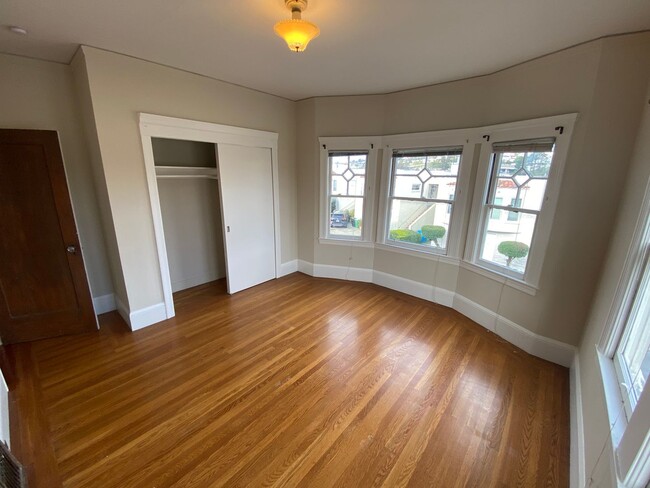 Building Photo - Epic REA - Spacious Light-filled Corner House 4BD/ 2BA
