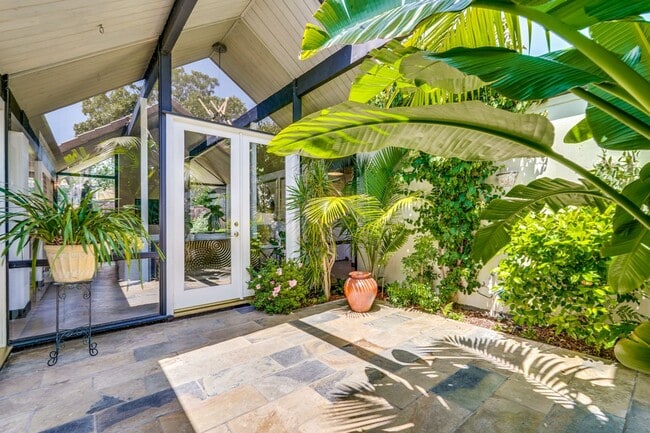 Building Photo - Gorgeous 4 Bed, 2 Bath Eichler in Sunnyvale