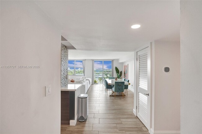 Building Photo - 10000 W Bay Harbor Dr